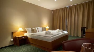 Minibar, Zimmersafe, Schreibtisch, Verdunkelungsvorhänge