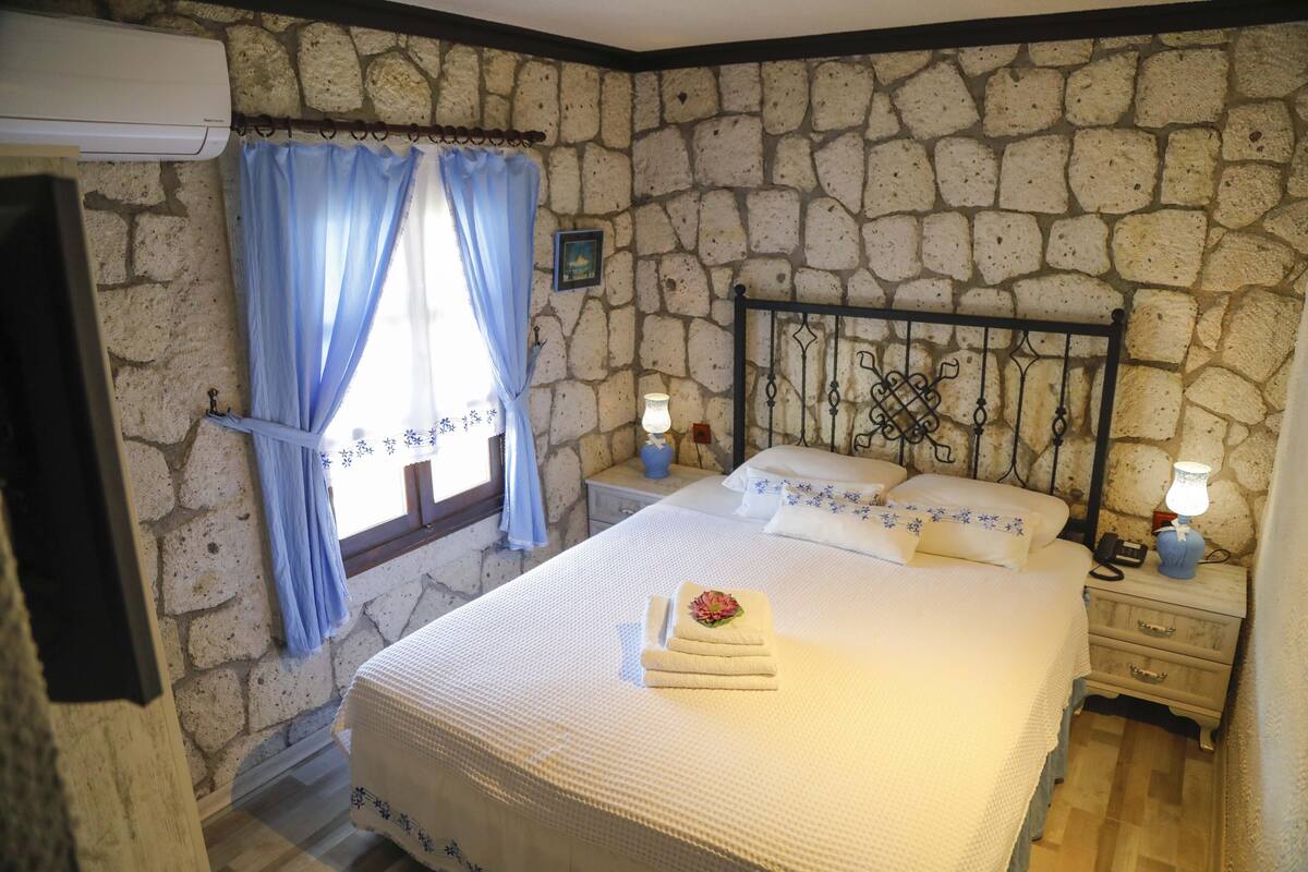 Luxury Double or Twin Room | Minibar (some free items), desk, WiFi (free), bed sheets