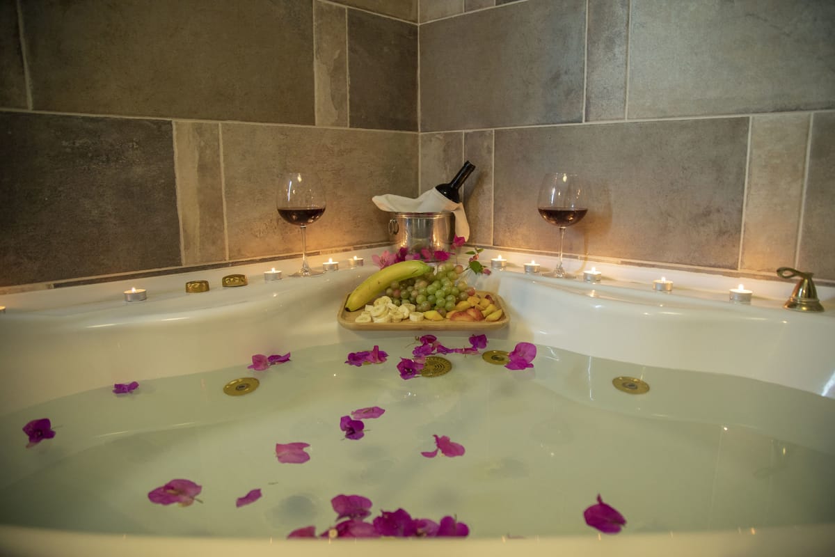 Suite de lujo, hidromasaje | Baño | Regadera, amenidades de baño gratuitas, secadora de cabello, pantuflas