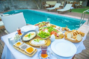 Desayuno de cocina local incluido todos los días