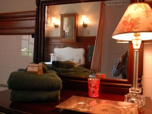 標準雙人房, 獨立浴室 (Sage Room) | 浴室 | 淋浴/浴缸二合一、免費盥洗用品、毛巾