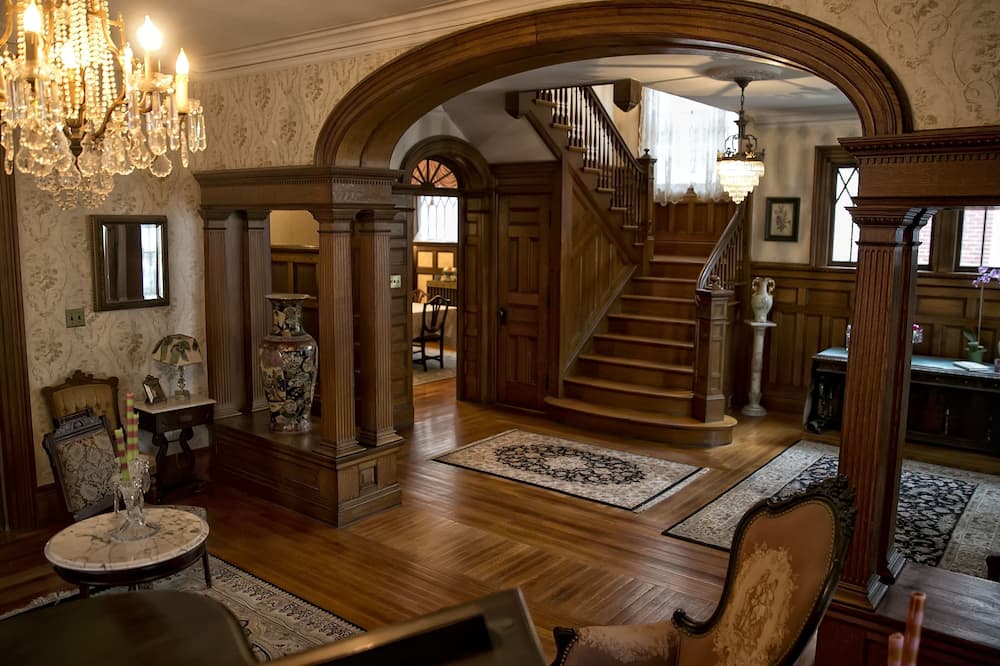 Circular Manor Bed and Breakfast