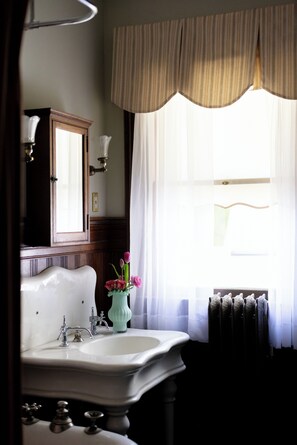 Quarto casal standard, suíte (Sage Room) | Banheiro | Chuveiro/banheira combinados, produtos de toalete grátis