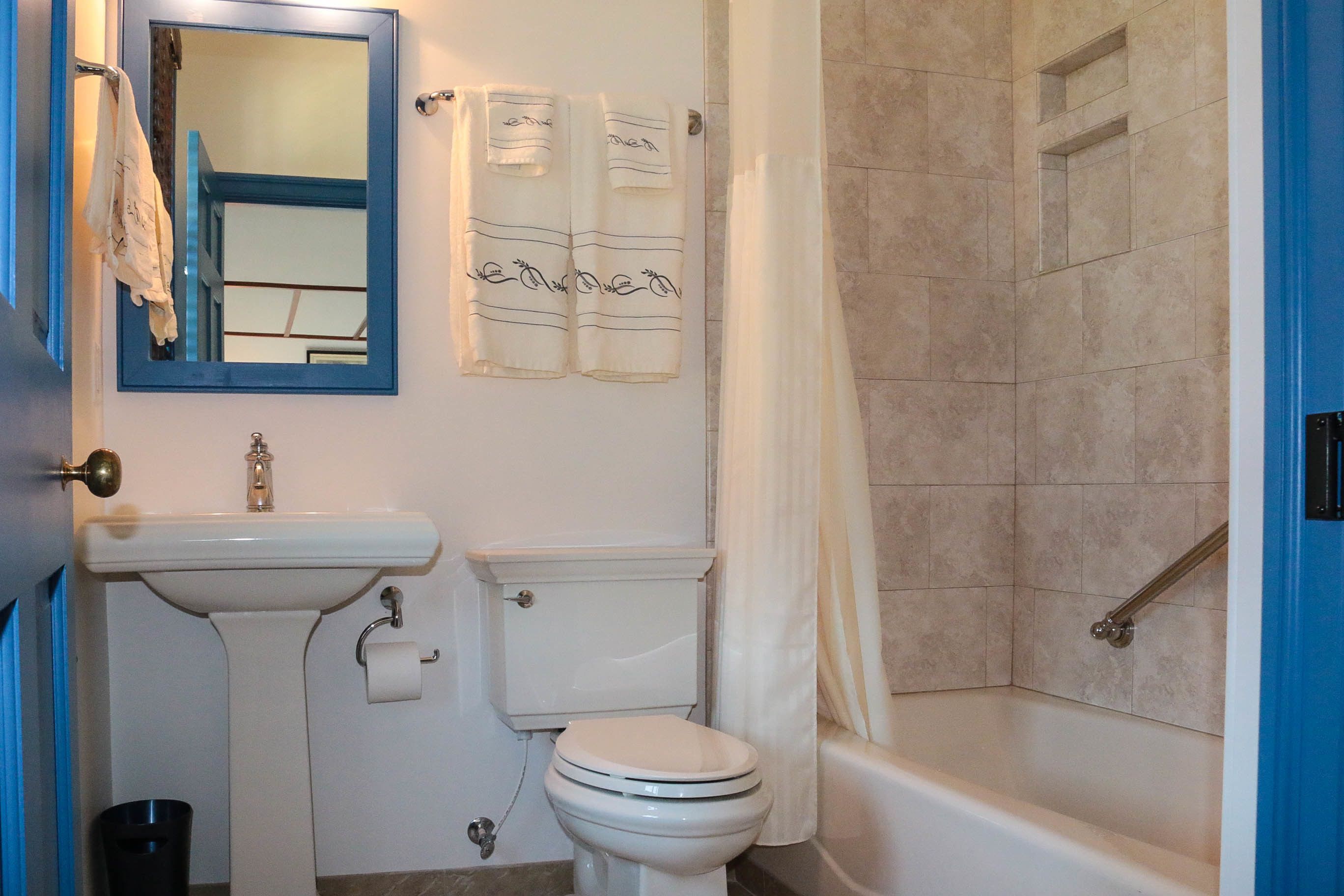 Un baño con lavabo, inodoro y bañera.