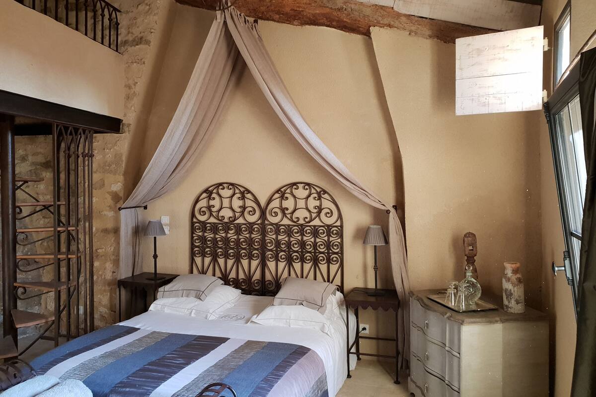 Suite (Castillon) | Premium bedding, desk, blackout curtains