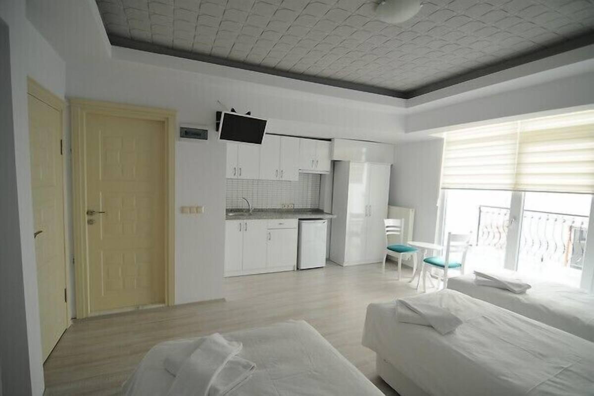 Studio, 3 Single Beds | Private kitchenette | Fridge