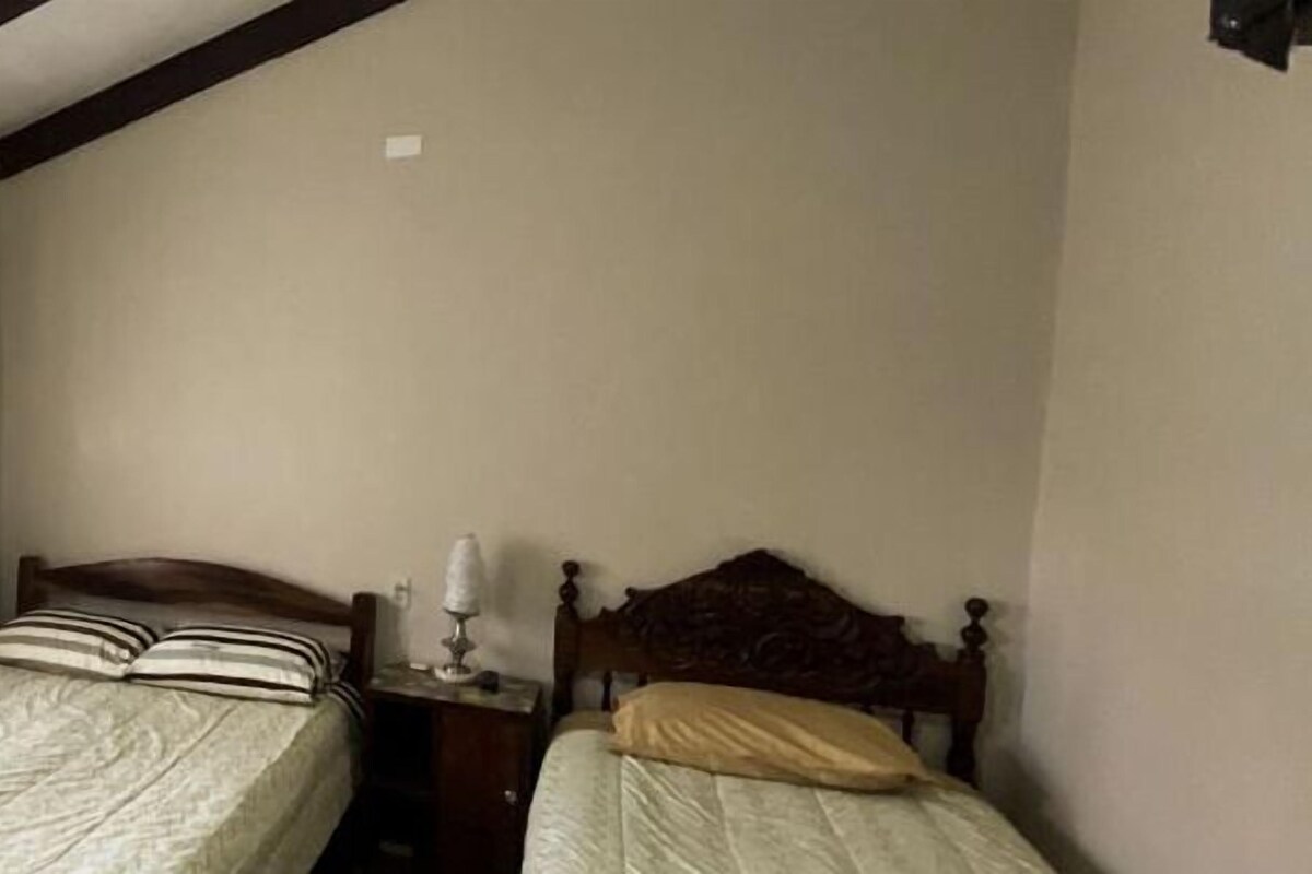 Kamar Triple Ekonomi, Beberapa Tempat Tidur, kamar mandi umum | Ruang kerja ramah laptop dan Wi-Fi gratis