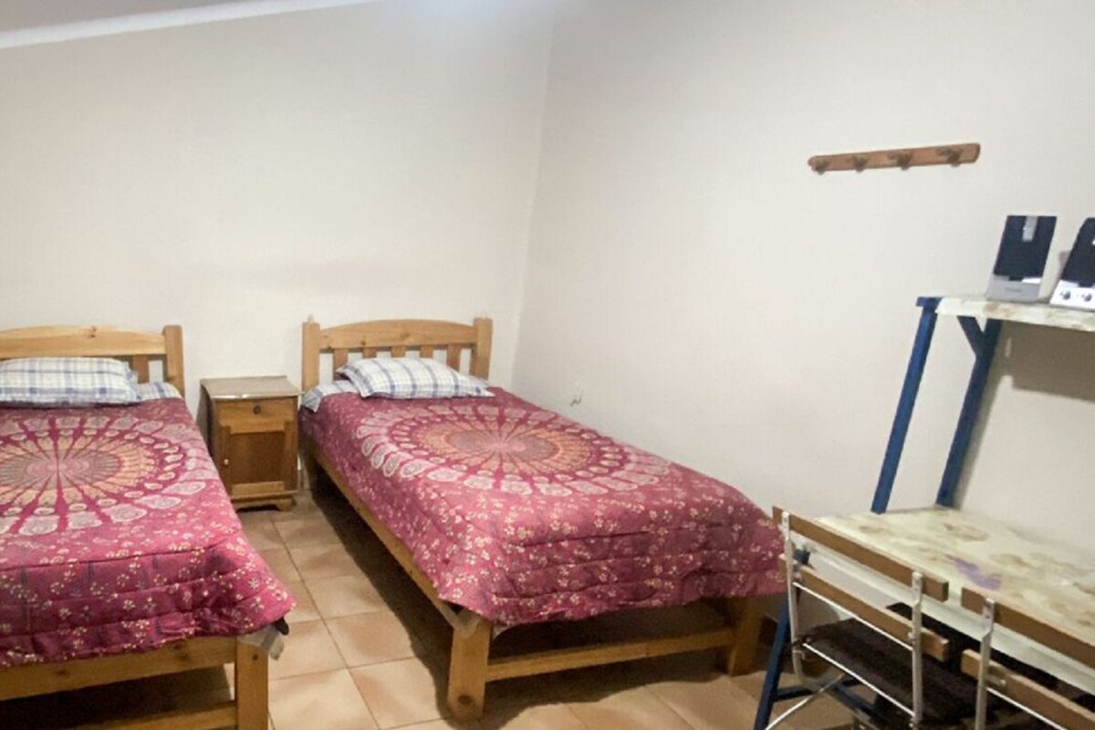 Kamar Double Standar, 2 Tempat Tidur Twin, kamar mandi umum | Ruang kerja ramah laptop dan Wi-Fi gratis