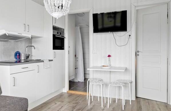 村舍 (Excluding Towels, Sheets and Cleaning) | 私人厨房 | 冰箱、炉灶、洗碗机、茶具/咖啡用具