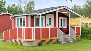 A red and white cabin with a porch and a small deck. - First Camp Hagön Halmstad (Halmstad)