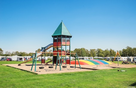 Área de juegos infantiles al aire libre