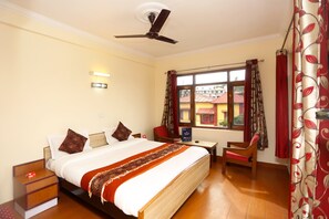 Free WiFi, bed sheets - Capital O 3639 Hotel Pioneer (Dehradun)