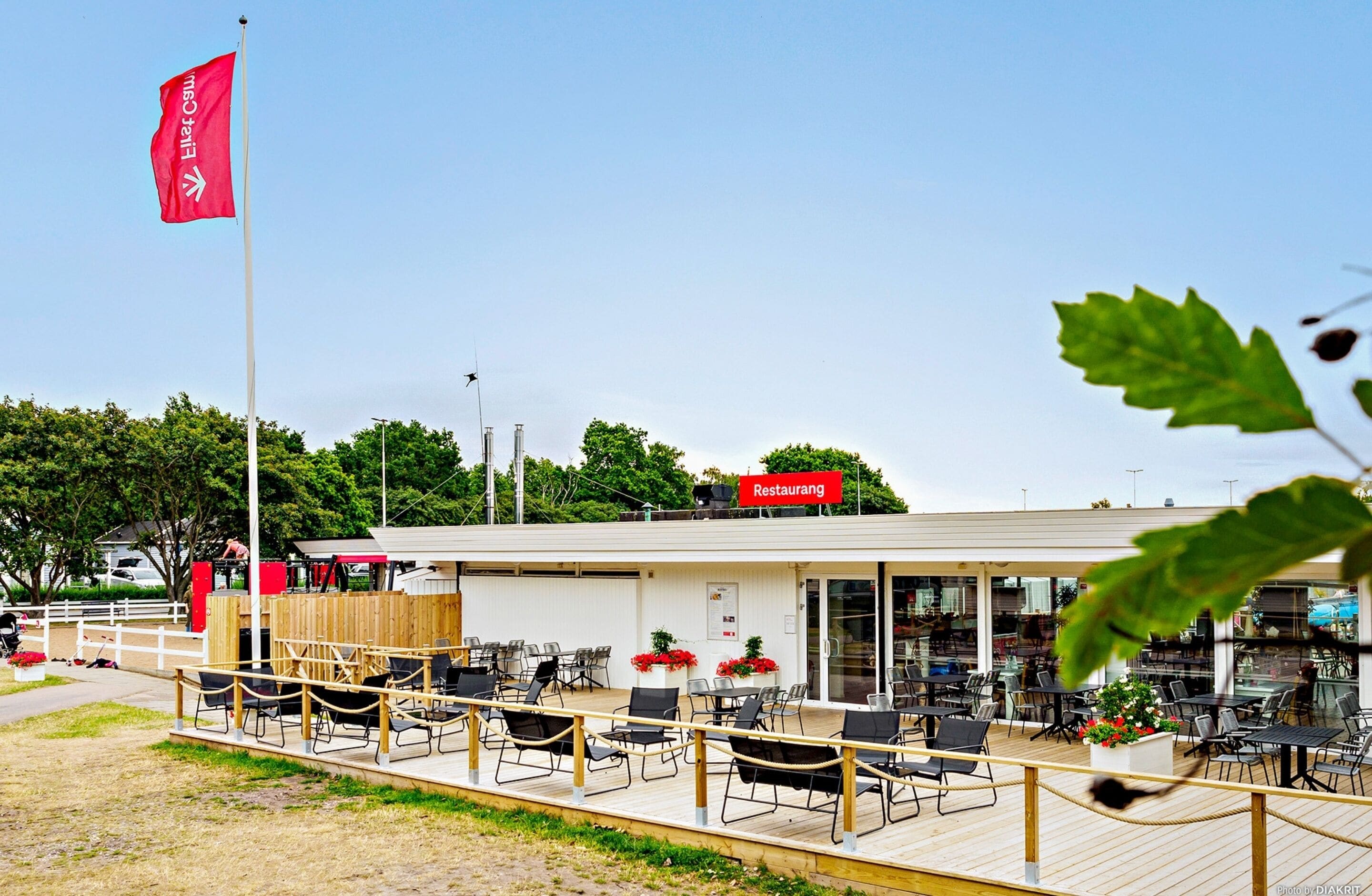 Un restaurant doté d’une terrasse, d’un drapeau et offrant une vue sur les environs.