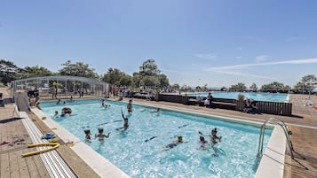 Una piscina al aire libre de temporada