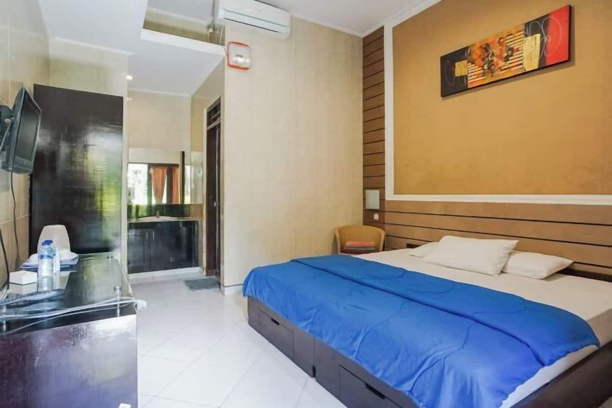 Minibar, desk, free WiFi, bed sheets