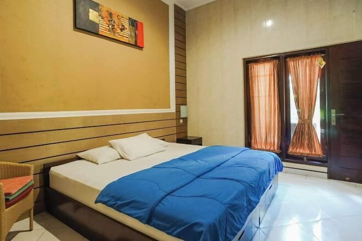 Minibar, desk, free WiFi, bed sheets