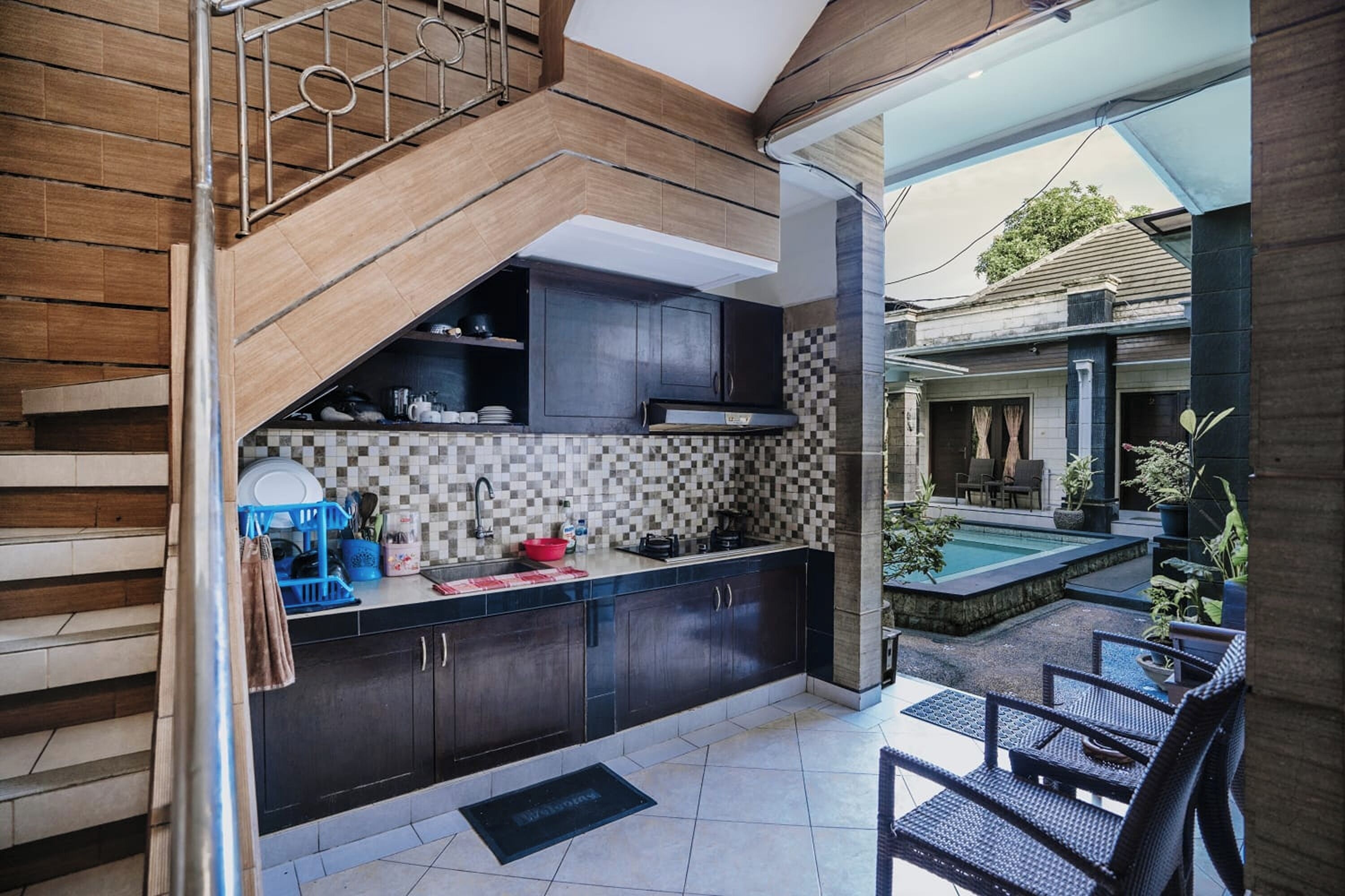 Geladeira, micro-ondas em uma área comum