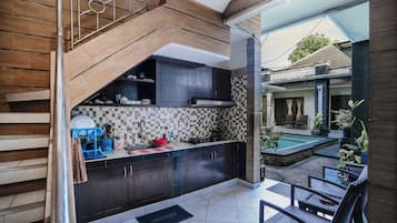 Geladeira, micro-ondas em uma área comum