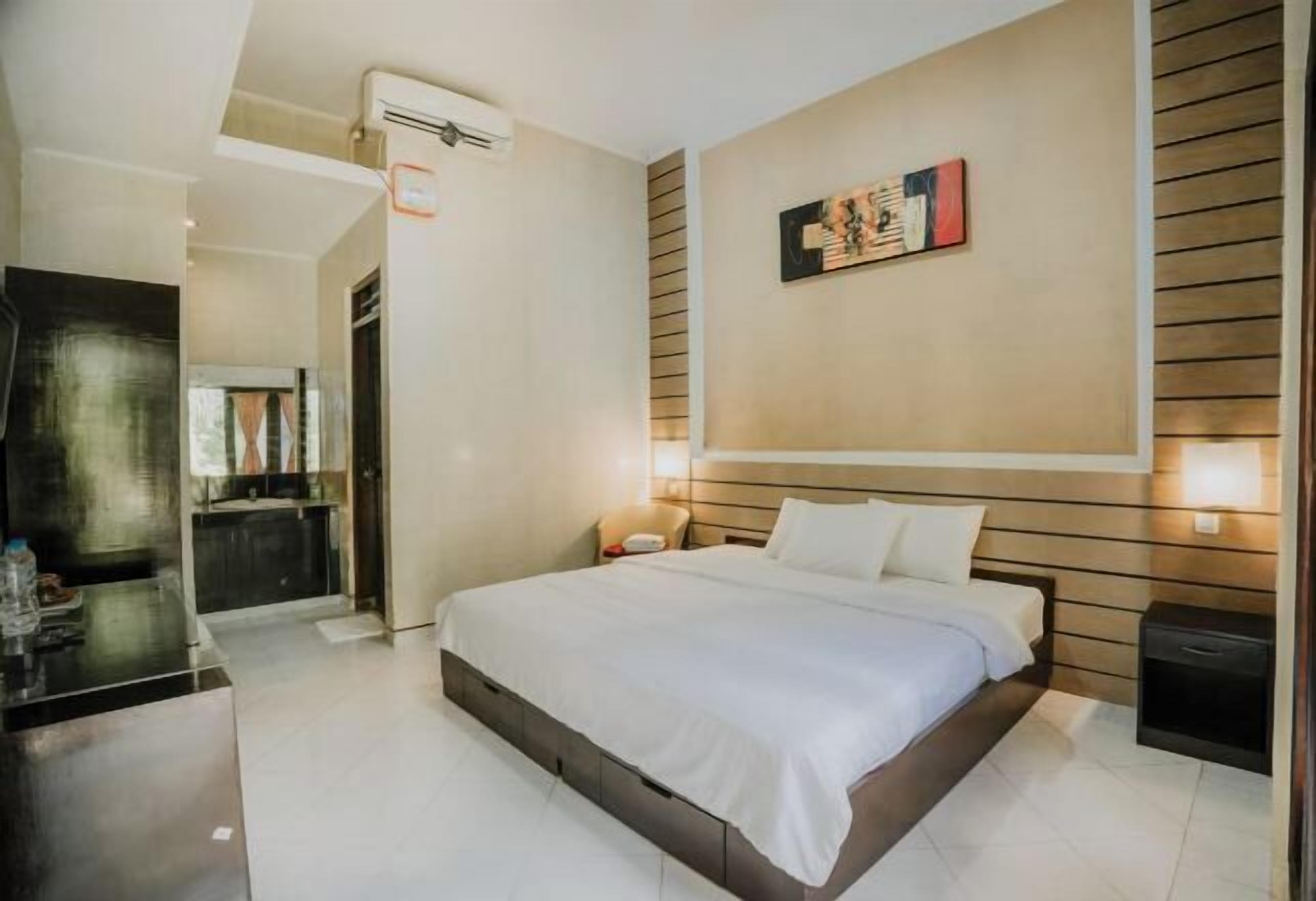 Minibar, skrivebord, wi-fi (inkludert) og sengetøy