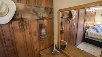 2 bedrooms, iron/ironing board, free WiFi