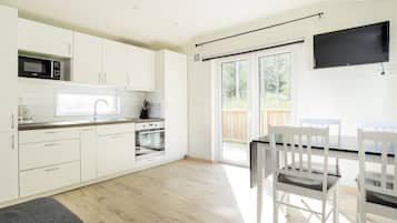 Refrigerador, placa de cocina, cafetera/tetera, silla alta para bebés