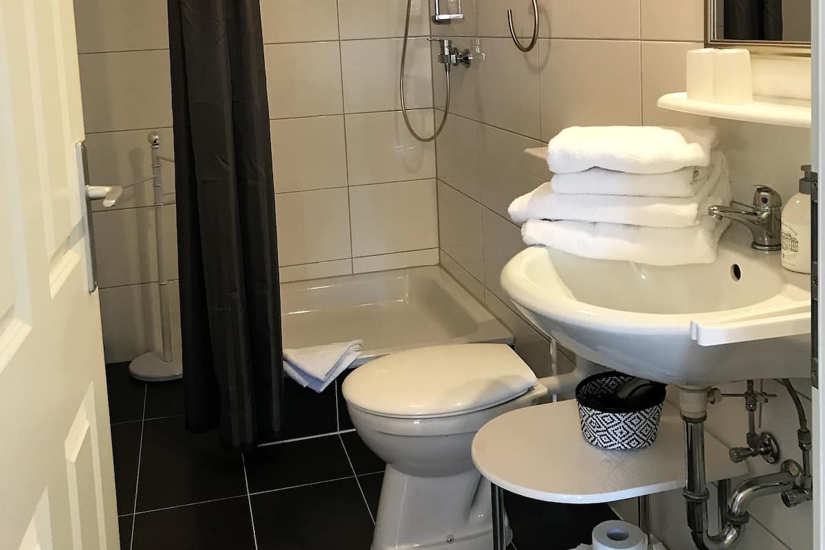 Tek Büyük veya İki Ayrı Yataklı Oda, Banyolu/Duşlu | Banyo