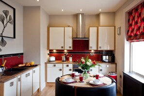 Apartamento, 1 quarto (Pittville Suite) | Cozinha privada | Geladeira, micro-ondas, cafeteira/chaleira, chaleira elétrica