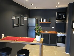 Refrigerador con freezer, microondas, horno, placa de cocina