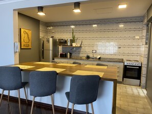Familie appartement, 3 slaapkamers, uitzicht op tuin | Privékeuken | Een koelkast/vriezer, een magnetron, een oven, een kookplaat