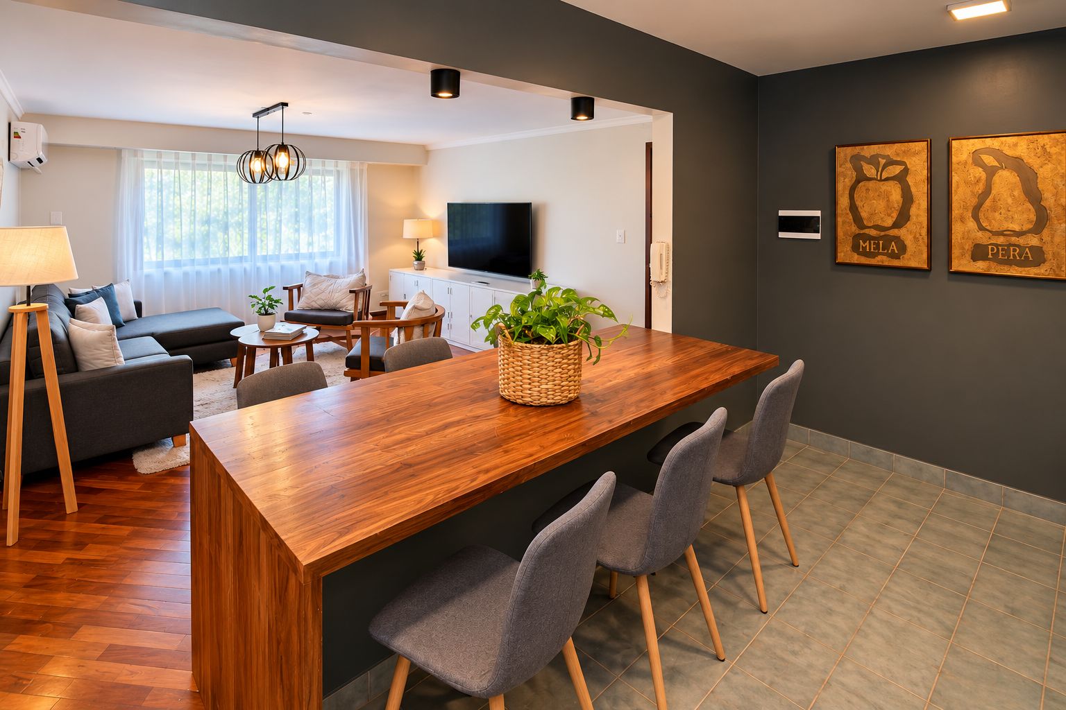 Un salon moderne avec une table à manger en bois, des chaises à revêtement gris, un canapé, un téléviseur et une grande fenêtre avec des rideaux.