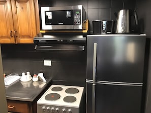 Superior Apartment, Private Bathroom | Dapur peribadi | Peti sejuk/penyejuk beku saiz penuh, ketuhar gelombang mikro, ketuhar