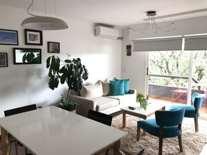 Familie appartement, 2 slaapkamers, balkon | Woonkamer | Een 43-inch flatscreentelevisie met kabelzenders en een ledtelevisie