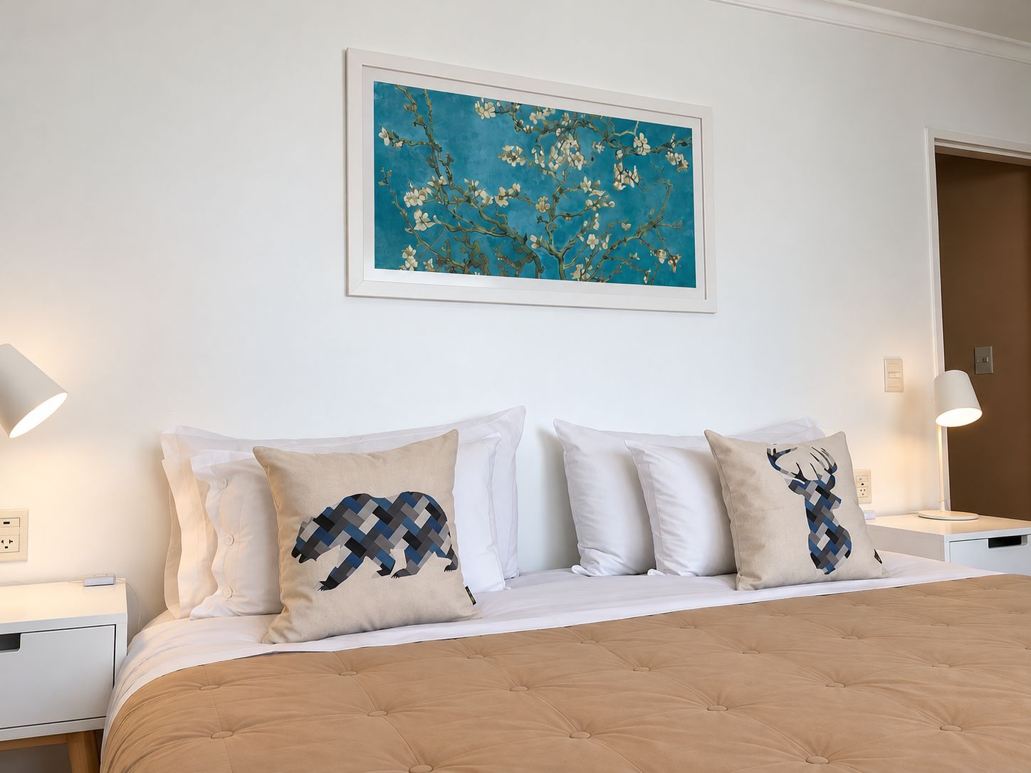 Ein Hotelzimmer mit einem Bett, weißer Bettwäsche, einem blauen Wandgemälde und zwei Nachttischlampen.