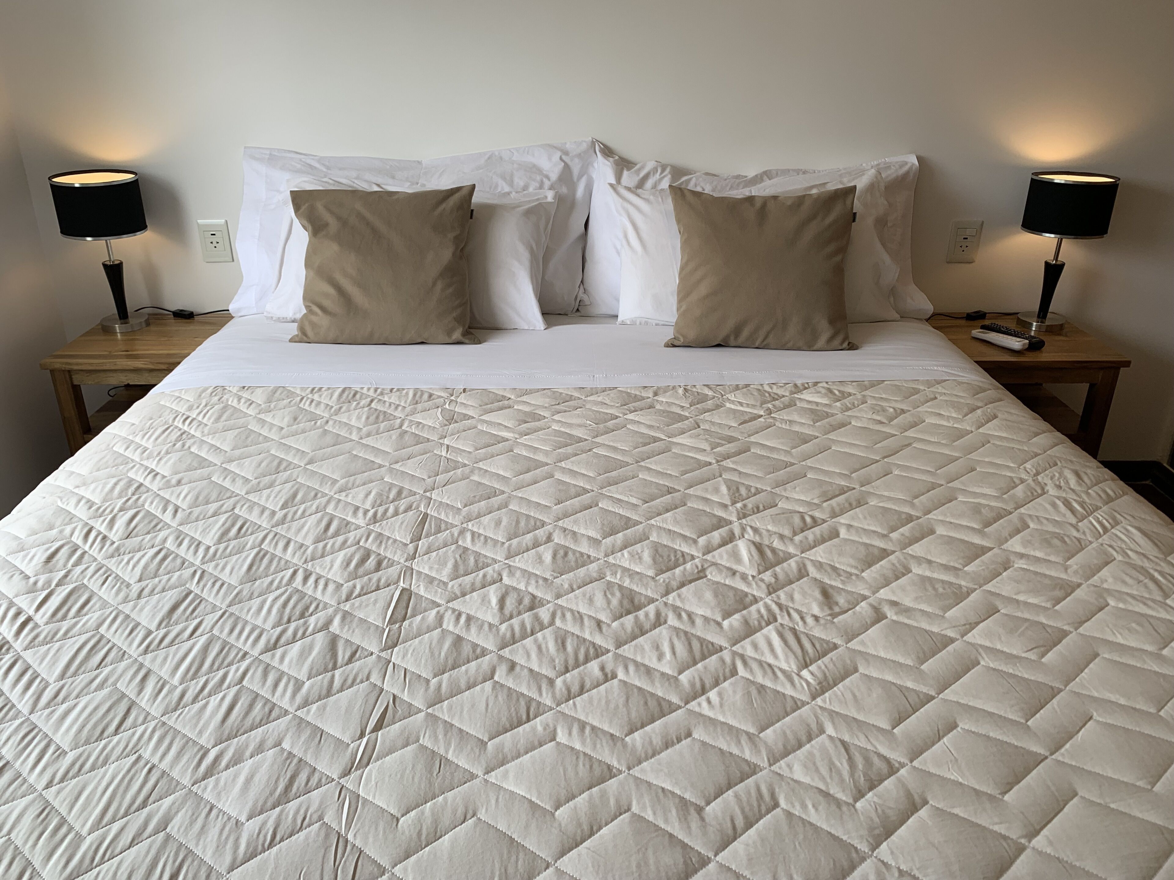 Familjelägenhet - 3 sovrum - utsikt mot trädgården | Individuell inredning, unika möbler och arbetsyta för laptop