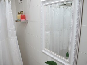 Familie appartement, 2 slaapkamers, balkon | Badkamervoorzieningen | Een douche, gratis toiletartikelen, een haardroger, handdoeken