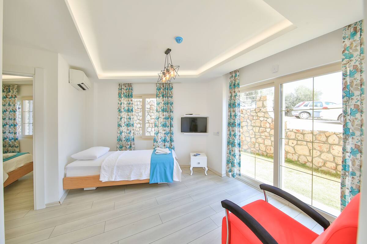 Economy Studio Suite, 1 Bedroom | Desk, laptop workspace, WiFi (free), bed sheets