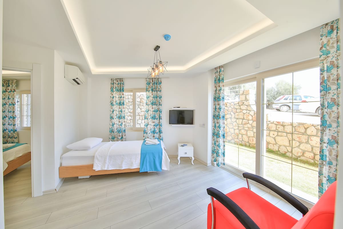 Economy Studio Suite, 1 Bedroom | Desk, laptop workspace, free WiFi, bed sheets