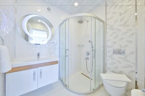 Separate bathtub and shower, jetted bath, rainfall showerhead