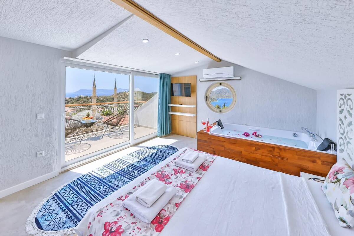Deluxe Studio Suite, 1 Bedroom | Desk, laptop workspace, WiFi (free), bed sheets