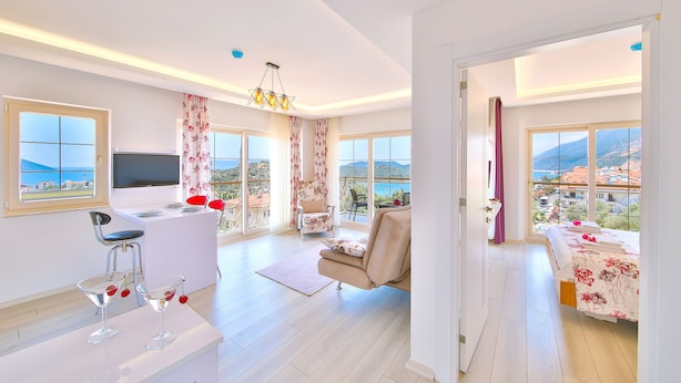 Classic Suite, 1 Double Bed with Sofa bed, Sea View | Living room | 32-inch Smart TV with satellite channels - Hediye Hanim Suit Apart (Kas)