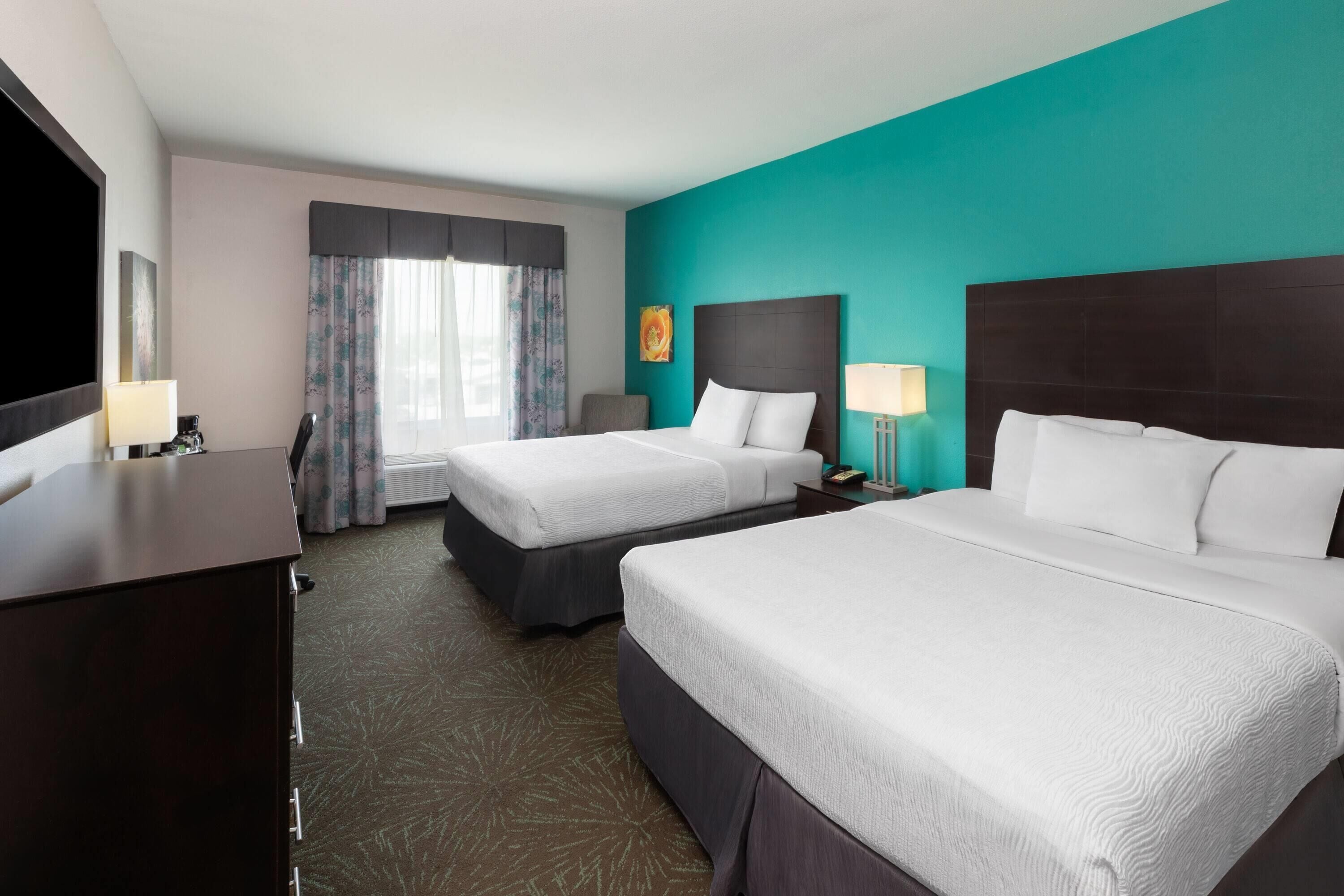 ห้องพัก, เตียงควีนไซส์ 2 เตียง, ปลอดบุหรี่ | เตียงพร้อมฟูกเสริมที่นอน, โต๊ะทำงาน, พื้นที่ทำงานแบบใช้แล็ปท็อป