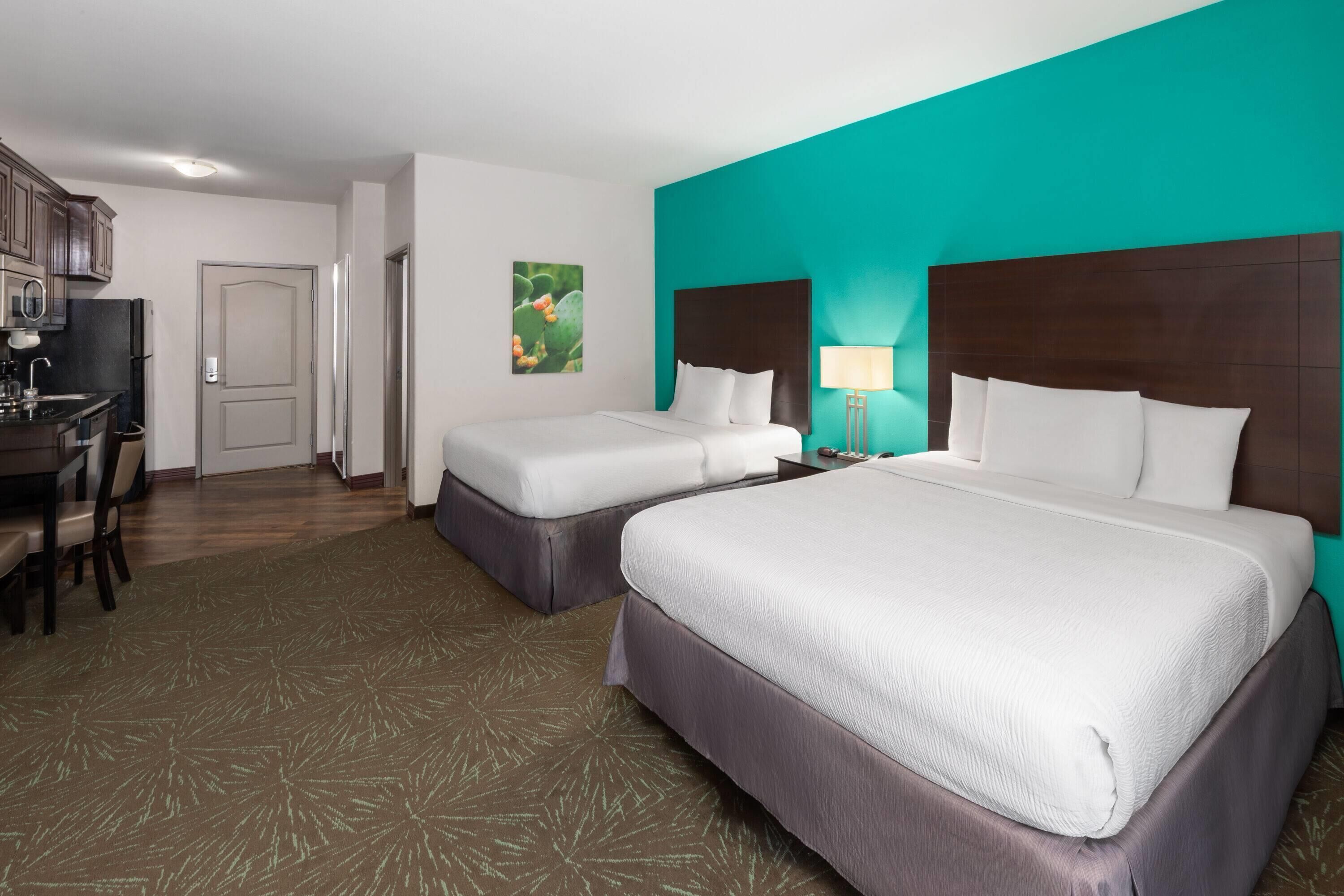 ห้องพัก, เตียงควีนไซส์ 2 เตียง, ปลอดบุหรี่ (Efficiency) | เตียงพร้อมฟูกเสริมที่นอน, โต๊ะทำงาน, พื้นที่ทำงานแบบใช้แล็ปท็อป