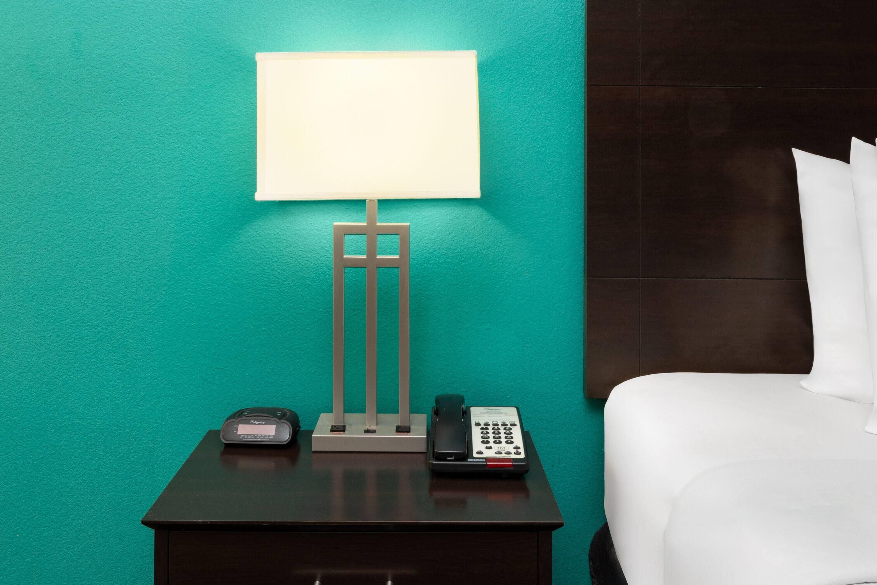 เตียงพร้อมฟูกเสริมที่นอน, โต๊ะทำงาน, พื้นที่ทำงานแบบใช้แล็ปท็อป