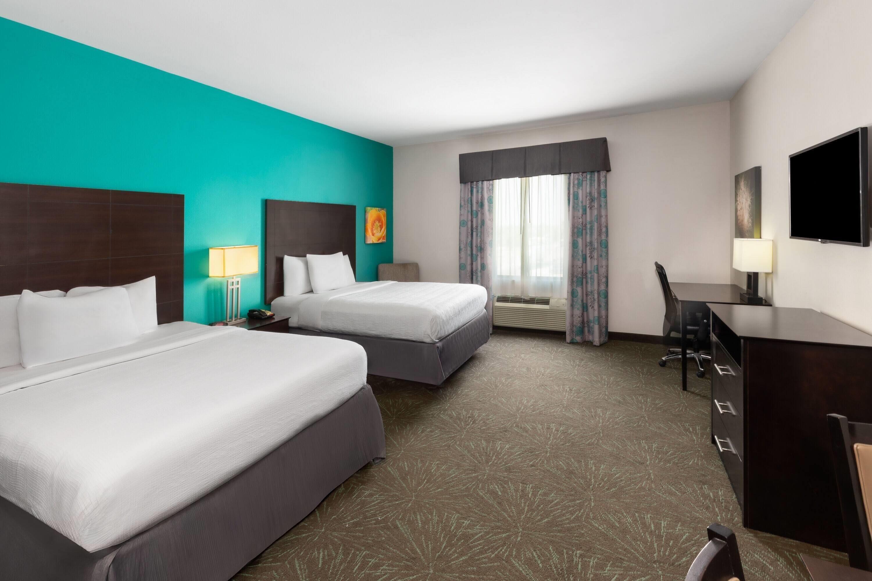 เตียงพร้อมฟูกเสริมที่นอน, โต๊ะทำงาน, พื้นที่ทำงานแบบใช้แล็ปท็อป