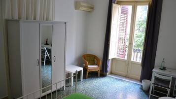 Quarto clássico, banheiro compartilhado | Escrivaninha, ferros/tábuas de passar roupa, berços (sobretaxa)