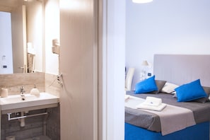 Kamar Double Deluks | Didekorasi berbeda-beda dan dilengkapi dengan perabotan berbeda-beda
