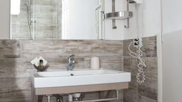 Deluxe Double Room | Bathroom | Shower, free toiletries, hair dryer, towels