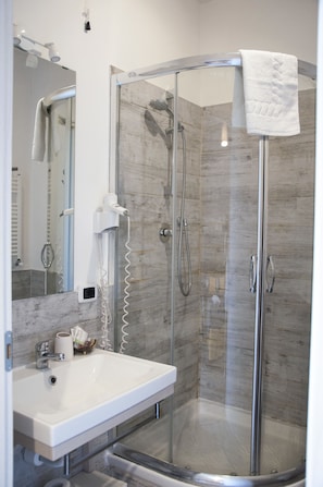 Deluxe Double Room | Bathroom | Shower, free toiletries, hair dryer, towels