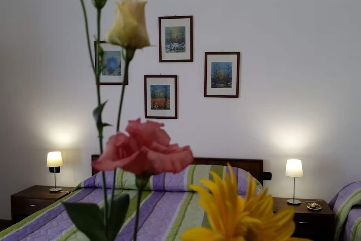 Kamer, balkon, uitzicht op zee | Een kluis op de kamer, een bureau, gratis wifi, beddengoed