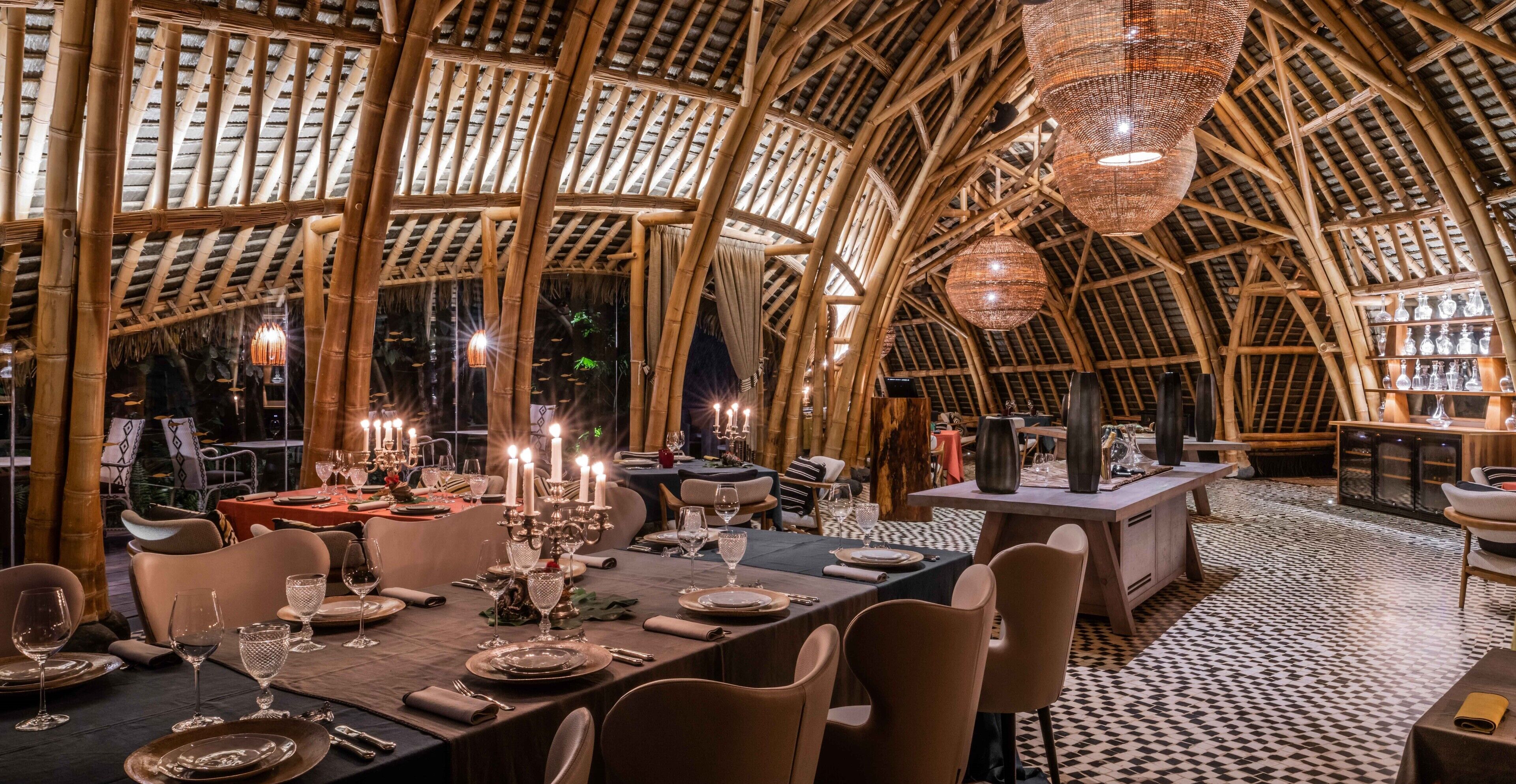 朝食、ランチ、ディナーに営業 (郷土料理と各国料理)